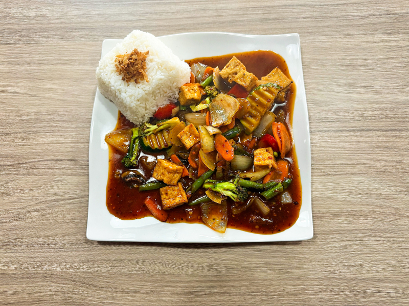 22. Pikantní tofu s rýži